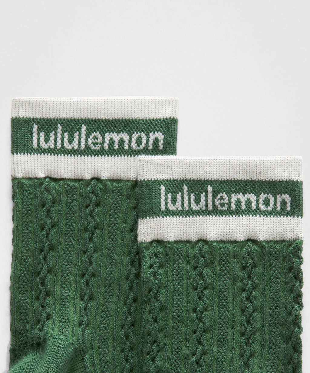 Unisex Cable-Knit Quarter Socks