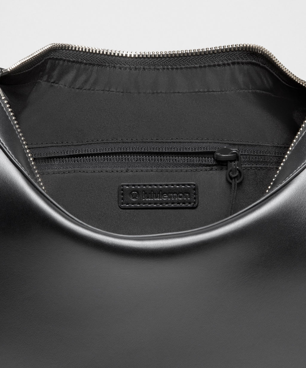 City Essentials Shoulder Bag 4LSmooth Leather Alternative
