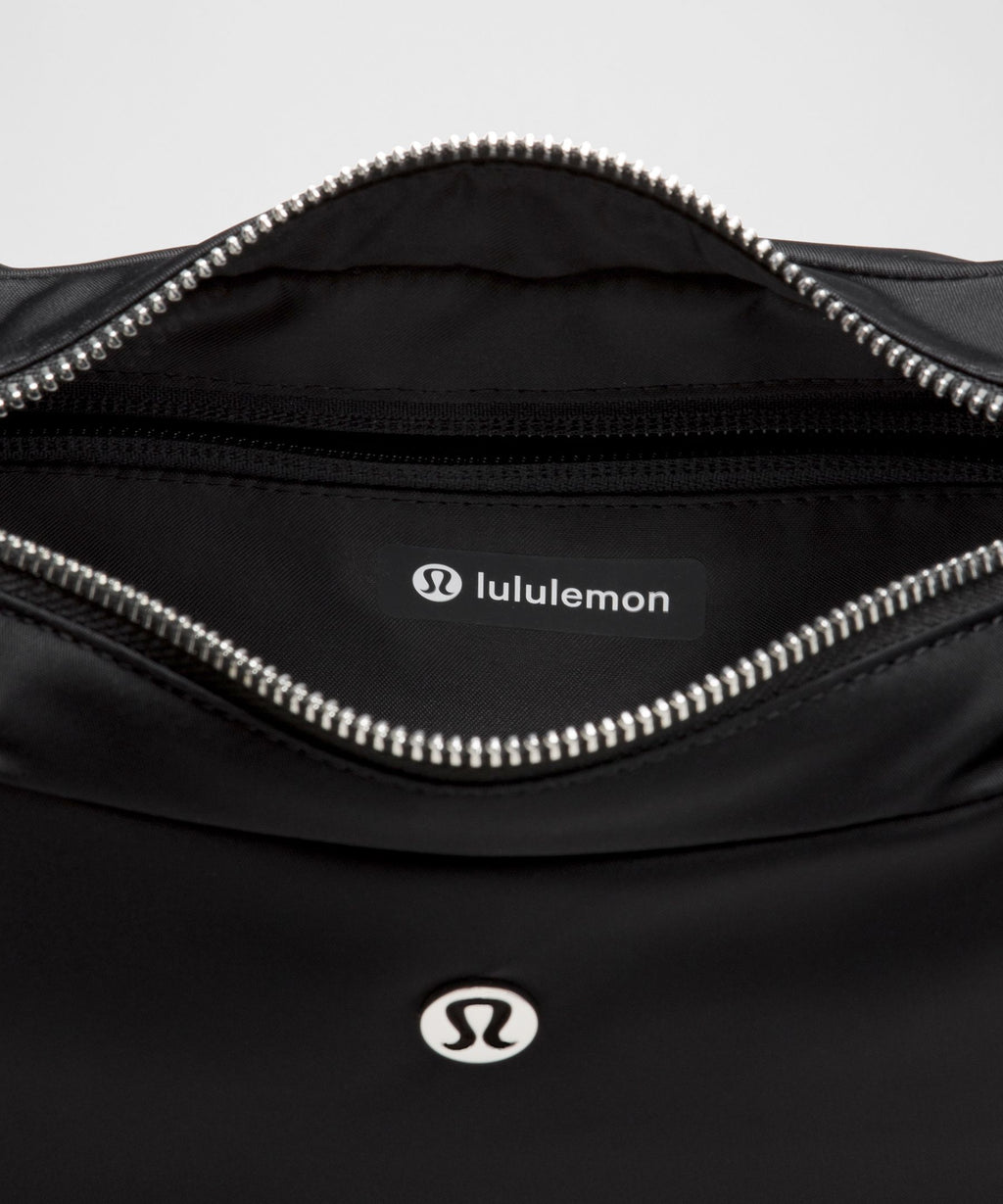 City Essentials Shoulder Bag 4L