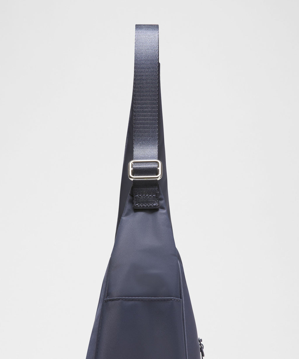 City Essentials Shoulder Bag 4L